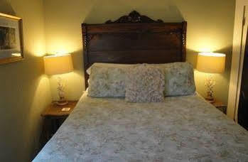Cinnamon Bear Creekside Bed and breakfast Sonoma